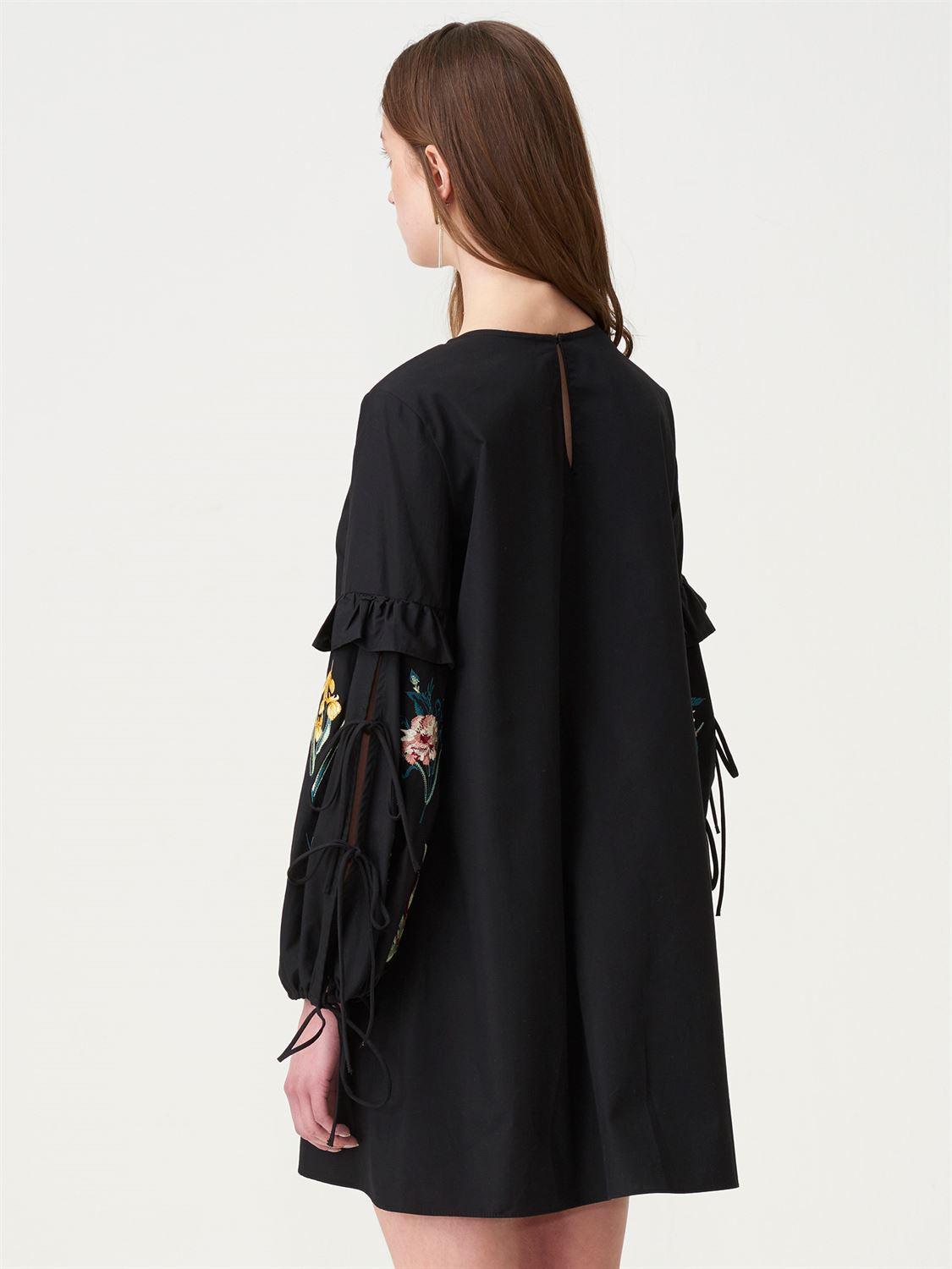 9664 Kolu Nakışlı Elbise-Siyah